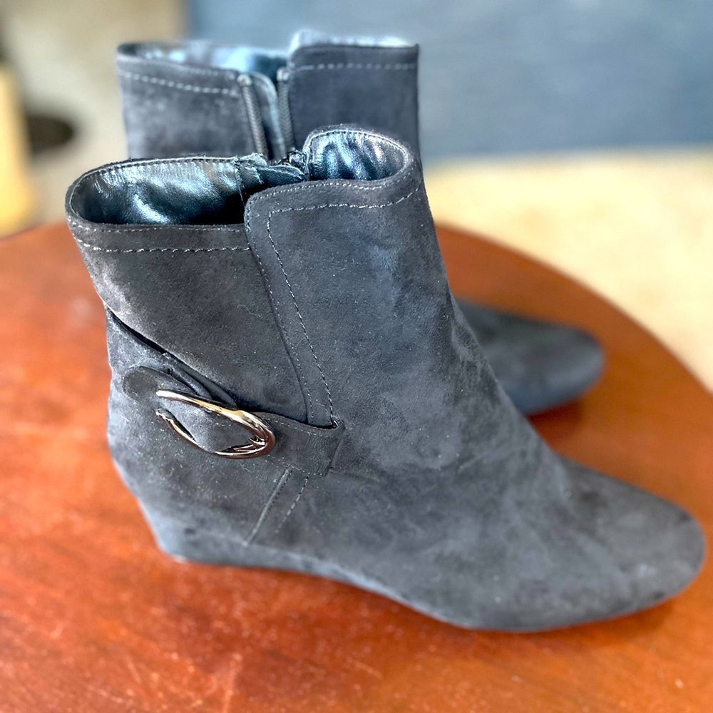 Women’s all suede short boot.